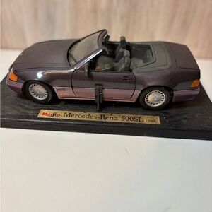 Maisto 1989 Mercedes-Benz 500SL 1:18 Scale Model Die-cast Car Purple